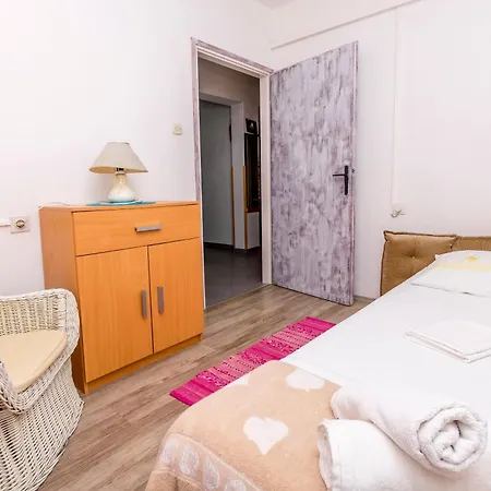Nikola Apartment Maslinica