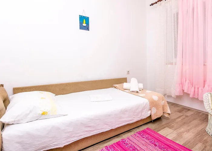 Apartment Nikola Maslinica