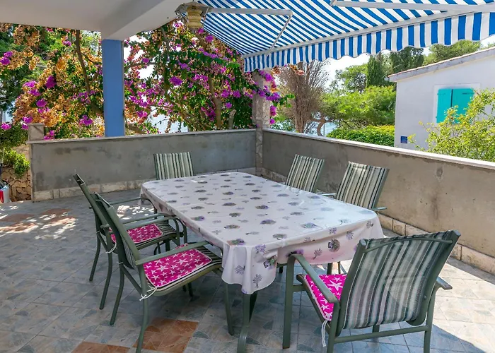 Apartment Nikola Maslinica